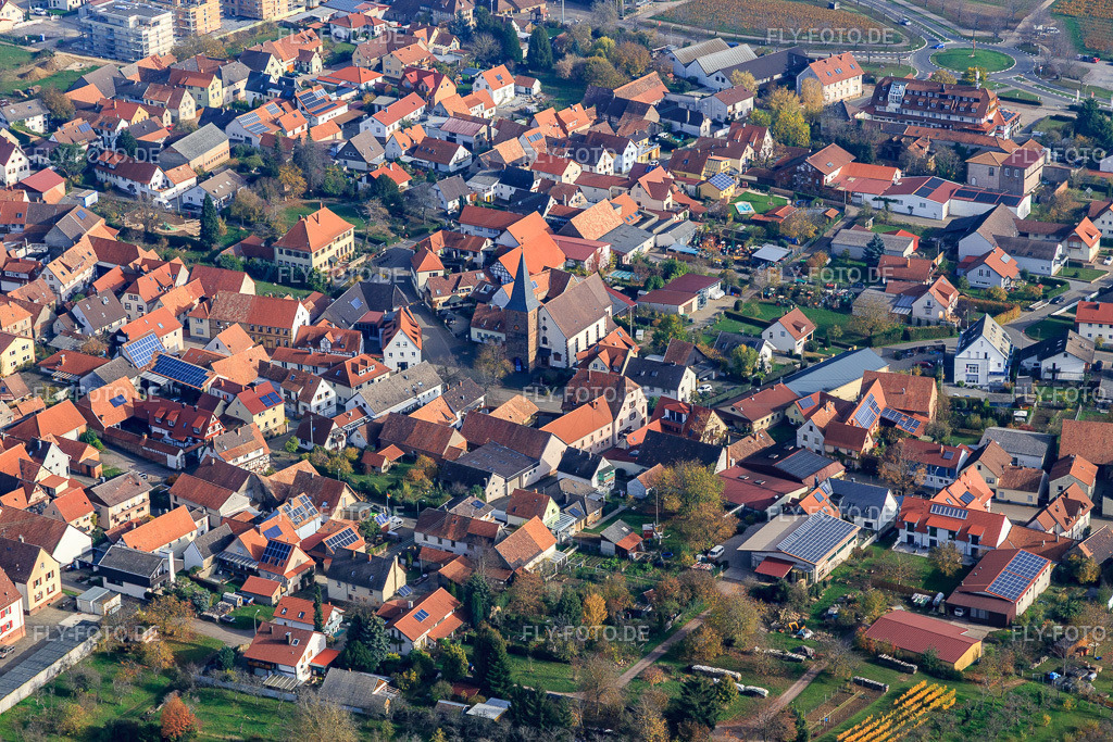 Dorfkern mit Prot. Kirche | Luftbild: Dorfkern mit Prot. Kirche im Ortsteil Schweigen in Schweigen-Rechtenbach im Bundesland Rheinland-Pfalz in Deutschland. Foto: IMG_123799.jpg vom 07.11.2020 durch Werner Riehm/FLY-FOTO.de - Realisiert mit Pictrs.com
