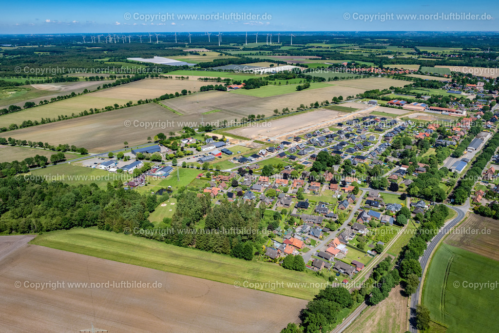 Bargstedt_ELS_7228030622 | BARGSTEDT 03.06.2022 Ortsansicht der Straßen und Häuser der Wohngebiete in Bargstedt im Bundesland Niedersachsen, Deutschland. Weiterführende Informationen bei: Samtgemeinde Harsefeld. // Town View of the streets and houses of the residential areas in Bargstedt in the state Lower Saxony, Germany. Further information at: Samtgemeinde Harsefeld. Foto: Martin Elsen