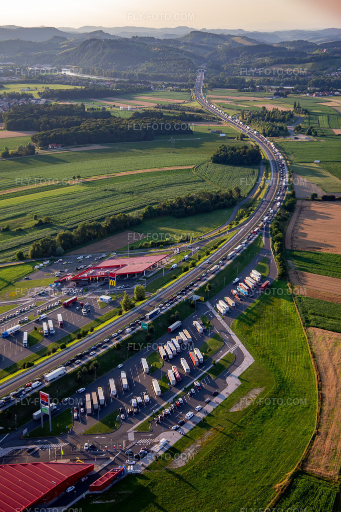 Aerial view: Traffic jam on the E59 in the district Zrkovci in Maribor in the state Slovenia, Slovenia. – Photo: IMG_137381.jpg taken on 07/08/2023 by Werner Riehm/FLY-FOTO.com – Resolution of the original: 3648 x 5472 px