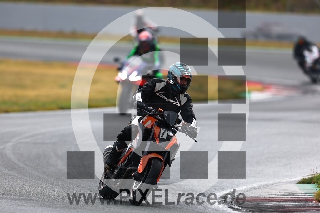 0079-20240909_00614 | Schöne Erinnerungen an spannende Momente - das festzuhalten ist unser Job. PIXELrace.de ist seit 2003 auf den Rennstrecken Europas unterwegs um die Action draußen beim Fahren und die wunderbare Stimmung imm Fahrerlager für euch einzufangen.