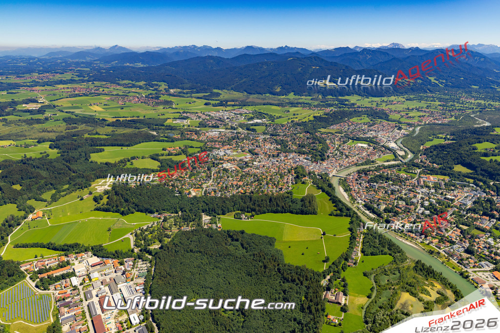 Aktuelles Luftbild von  Bad Tölz - Die Luftaufnahme wurde 2022 mittels UL-Flugzeug erstellt ( keine Drohne ) - hochauflösende Kamera-Systeme von  Canon -Beste Qualität - Für grossformatige Ausdrucke geeignet. Die Geschenkidee !