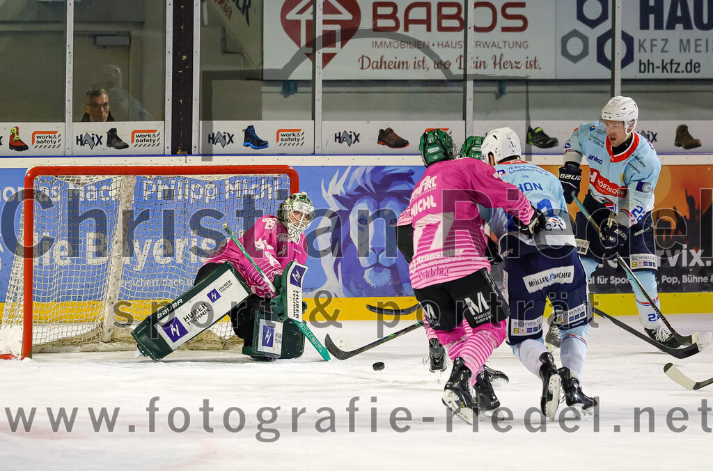 2025-10-05_132_TSV_Erding_gegen_Heilbronner_Falken | Erding, Deutschland, 05.10.2025:Eishockey, Oberliga Süd 2025 / 2026, 6. Spieltag, TSV Erding gegen Heilbronner Falken, Endergebnis: 3:1Torwart Leon Meder (Erding Gladiators, #39), Philipp Michl (Erding Gladiators, #77), Sebastian Hon (Heilbronner Falken, #21)Foto: Christian Riedel / fotografie-riedel.net