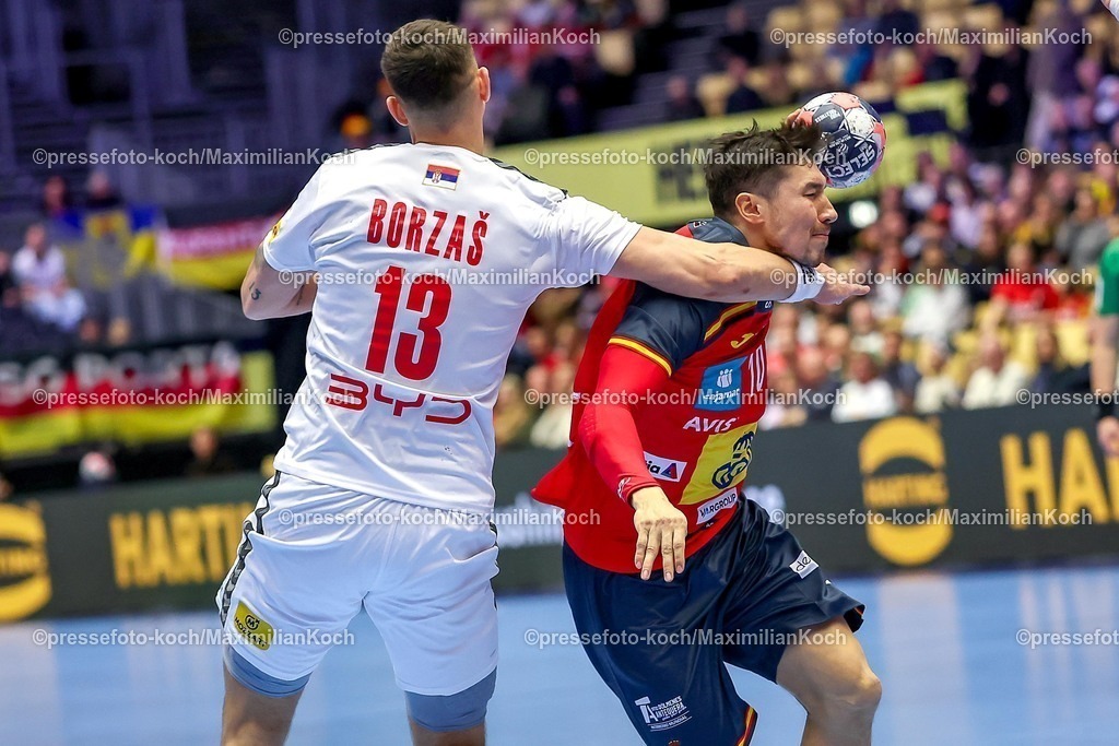 EHF15012601049 | 15.01.2026, Handball, Men's EHF EURO 2026, Spanien - Serbien, Jyske Bank Boxen in Herning, Dänemark, Preliminary Round: Foulspiel  Uros Borzas (Serbien #13) an  Alex Dujshebaev Dovichebaeva (Espania #10) 