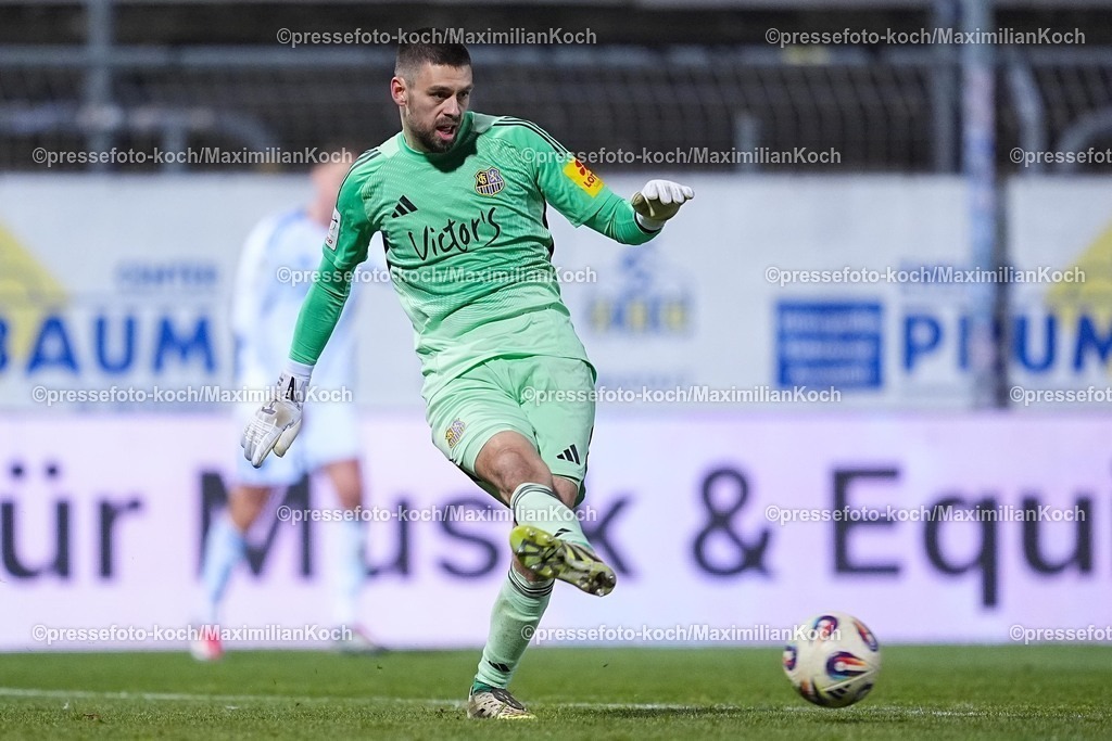 xYDRx23012601036 | 23.01.2026, xydrx, Fußball, 3.Liga, FC Viktoria Köln - 1.FC Saarbrücken, Saison 2025 2026, Sportpark Höhenberg: Phillip Menzel (1.FC Saarbrücken #13)    DFB regulations prohibit any use of photographs as image sequences and or quasi-video. Photo: xYannisxDreimannxPressefotoKochx