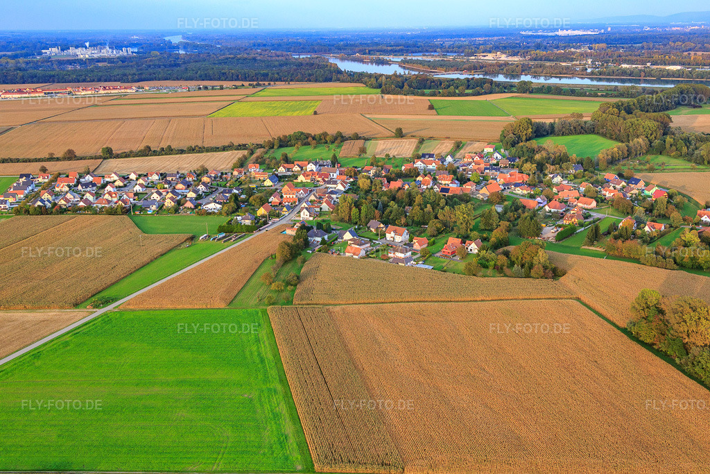 Luftbild: Ortsansicht von Osten in Neuhaeusel im Bundesland Bas-Rhin in Frankreich. – Foto: IMG_074374.jpg vom 04.10.2014 durch Werner Riehm/FLY-FOTO.de – Auflösung des Originals: 5472 x 3648 px