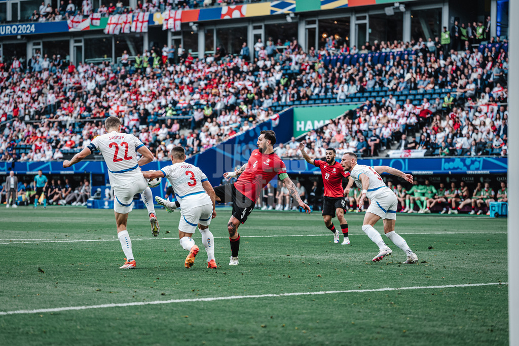 Fußball | Herren | UEFA-Fußball-Europameisterschaft 2024 | Gruppe B | Kroatien vs. Albanien | 19.06.2024 | Handspiel von Tomas Holes (#3, Tschechien) beim Schuss von Guram Kashia (#4, Georgien)