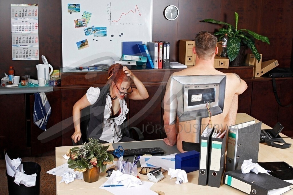 WorkingArt-BÜRO_8493 | #002 | Modell: Sebastian | Beruflerin: Nadine | Foto: Tschiponnique Skupin - Realisiert mit Pictrs.com