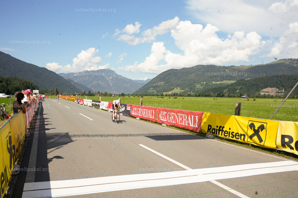 935_20230817_Bewerb_Maenner_Muehlanger | AUT - OESTERREICH, 2023-08-16: SPORT RENNRAD-FAHREN - 55. INTERNATIONALER RADWELTPOKAL IN ST. JOHANN IN TIROL  - Vintage-Radrennen mit WM-Bronze-Medaillen-Siegerin Christina Schweinberger, den Teilnehmer und Alexander Baumann (vom Orginastions-Team) - TAG 2 BEWERB MAENNER IN SECHS GRUPPEN  ; Foto: Roland Muehlanger