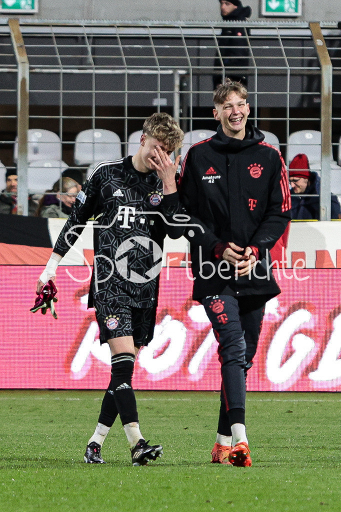 FC Bayern Amateure - FC Augsburg II | Keeper Johannes SCHENK im Gespraech mit Tom HUELAMANN (FCB #42) nach der Partie
