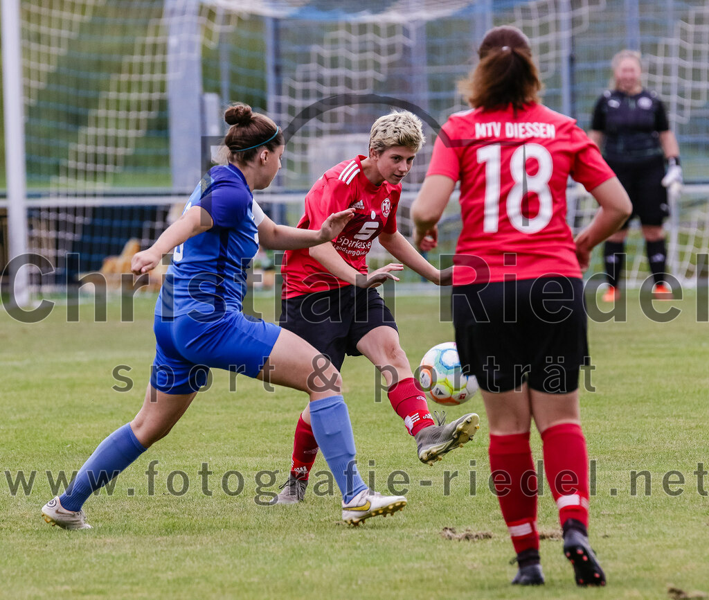 2023-10-07_011_FC_Langengeisling_gegen_MTV_Diessen_Ammersee | Erding, Deutschland, 07.10.2023:
Fußball, Bezirksoberliga 2023 / 2024, 6. Spieltag, FC Langengeisling gegen MTV Diessen/Ammersee, Endergebnis: 0:3

Carina Sedlmeier (FC Langengeisling, #19), Katharina Hack (MTV Diessen/Ammersee, #16)

Foto: Christian Riedel / fotografie-riedel.net