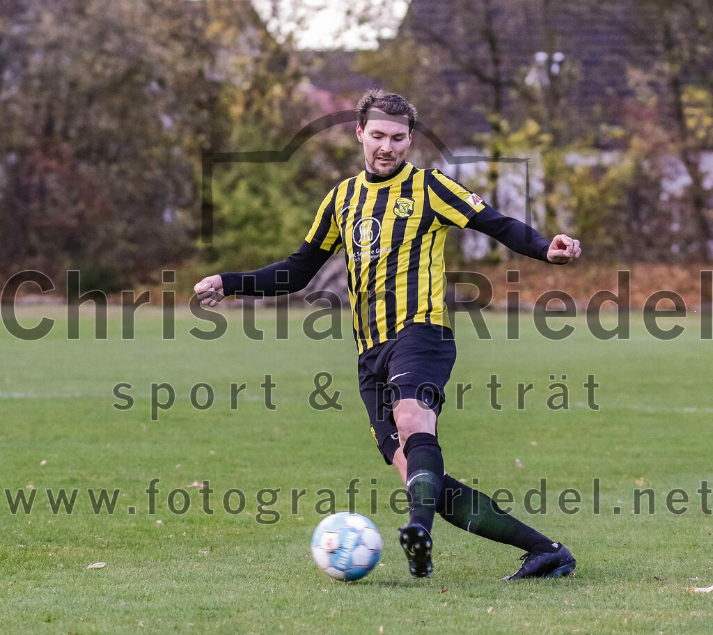 2023-11-11_088_FC_Moosinning_gegen_TSV_Peterskirchen | Moosinning, Deutschland, 11.11.2023:
Fußball, Bezirksliga Oberbayern Ost 2023 / 2024, 17. Spieltag, FC Moosinning gegen TSV Peterskirchen, Endergebnis: 5:0

Georg Ball (FC Moosinning, #7)

Foto: Christian Riedel / fotografie-riedel.net