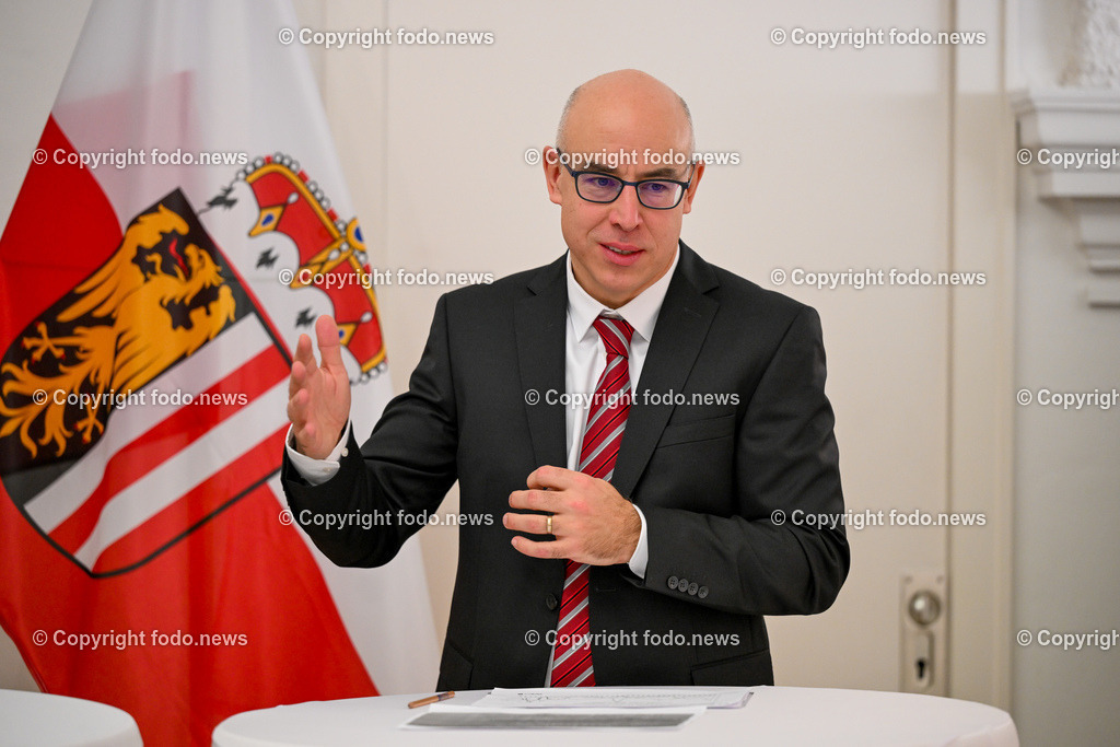 Pressekonferenz Land Ooe_ Stabilitaet der Lieferketten im Fokus_ 22.01.2024-39 | 22.01.2024, Linz, AUT, Pressekonferenz Land Ooe, Stabilitaet der Lieferketten im Fokus – aktuelle Analysen und Forschungsergebnisse und kuenftige Schwerpunkte im Bild Gabriel Felbermayr (Direktor Oesterreichisches Institut fuer Wirtschaftsforschung (WIFO) und Vizepraesident Supply Chain Intelligence Institute Austria (ASCII))