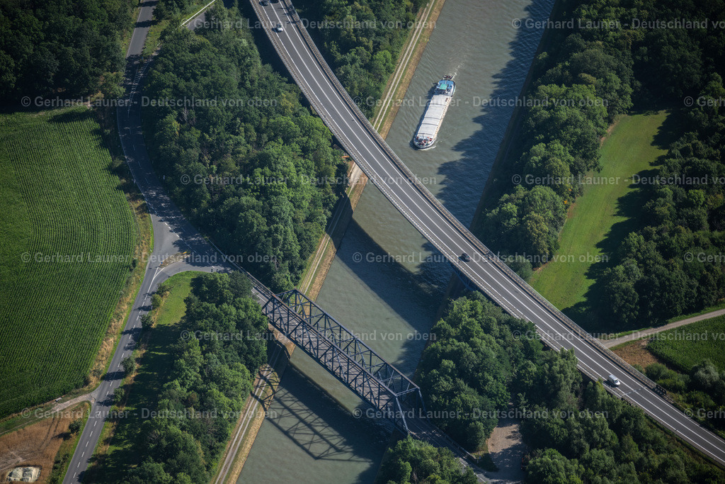 4034942 | BRAUNSCHWEIG 31.07.2020 Schiffe und Schleppverbände der Binnenschiffahrt in Fahrt auf der Wasserstraße des Flußverlaufes " Mittellandkanal " in Braunschweig im Bundesland Niedersachsen, Deutschland. // Ships and barge trains inland waterway transport in driving on the waterway of the river " Mittellandkanal " in Brunswick in the state Lower Saxony, Germany. Foto: Gerhard Launer