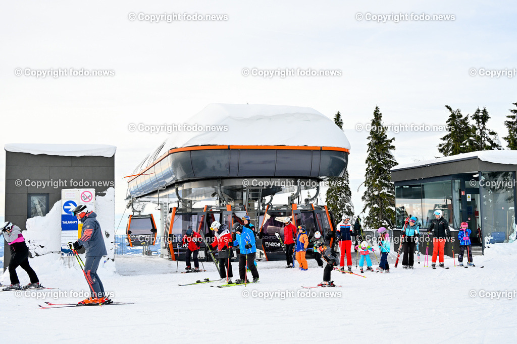 Hochficht_ Skigebiet_ Boehmerwald_ Saisonopening_ 08.12.2023-32 | 08.12.2023, Hochficht, AUT, Skigebiet Hochficht, Boehmerwald, Saisonopening 2023, im Bild Bergstation, Skifahrer, Sportler, Gondel, Lift, Piste