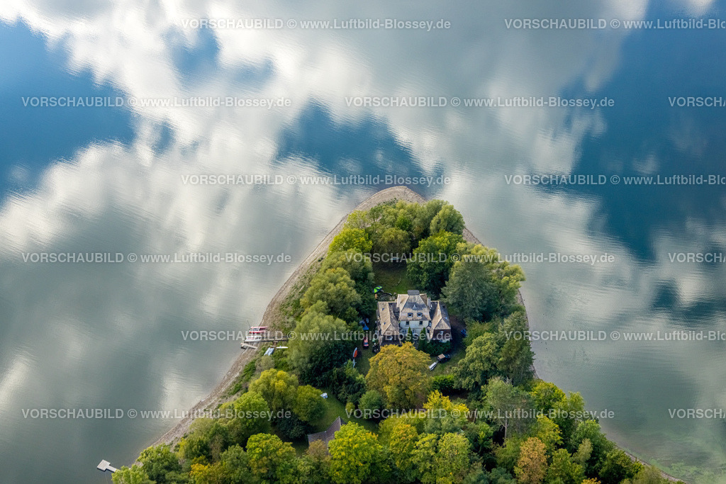 Moehnesee220902335 | Luftbild, Haus am See, bewaldete Landzunge, Spiegelung blauer Himmel und Wolken im Möhnesee, Delecke, Möhnesee, Sauerland, Nordrhein-Westfalen, Deutschland
