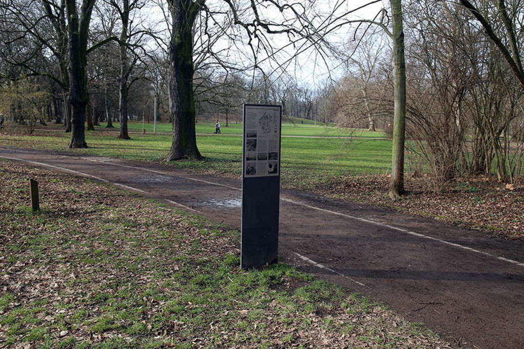 Foto: Leipzig - Stele - Sächsisch-Thüringische Industrie- und Gewerbeausstellung | Das Team hinter BILDLEXIKON LEIPZIG bündelt historische wie aktuelle Informationen über die Stadt Leipzig in Text und Bild auf einer Plattform und stellt diese der interessierten Öffentlichkeit zur Verfügung.