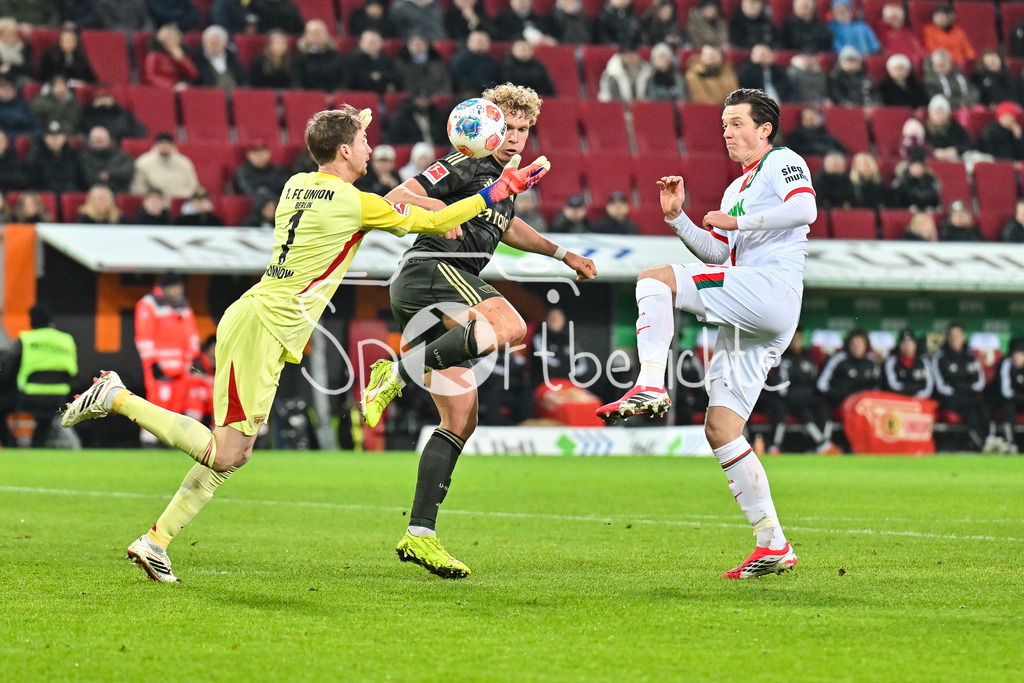 FC Augsburg - 1. FC Union Berlin | AUGSBURG, GERMANY - 15. JANUARY: v. l. Frederik RÖNNOW (Union Berlin 1), Leopold QUERFELD (Union Berlin 14) und Michael GREGORITSCH (FC Augsburg 38) / während dem Bundesligamatch zwischen dem FC Augsburg und dem 1. FC Union Berlin am 17. Spieltag in der WWK-Arena / DFL REGULATIONS PROHIBIT ANY USE OF PHOTOGRAPHS AS IMAGE SEQUENCES AND/OR QUASI-VIDEO