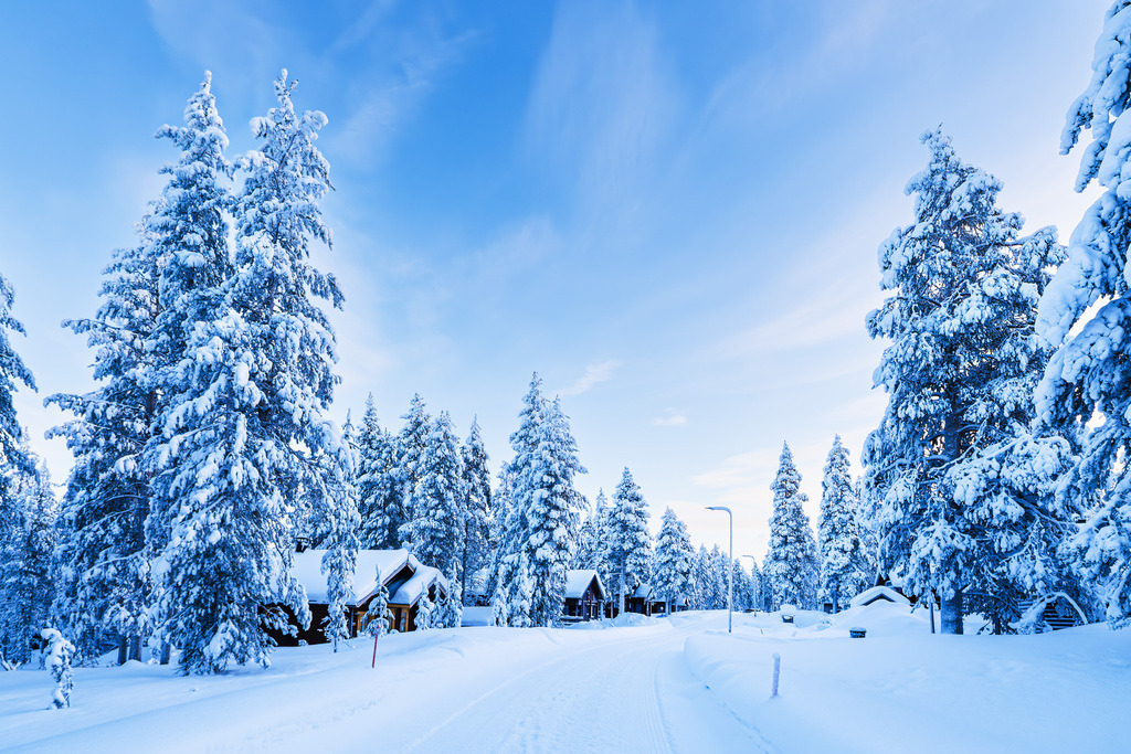 Landschaft im Winter mit Häuser und Wald in Äkäslompolo, Finnland | Landschaft im Winter mit Häuser und Wald in Äkäslompolo, Finnland.