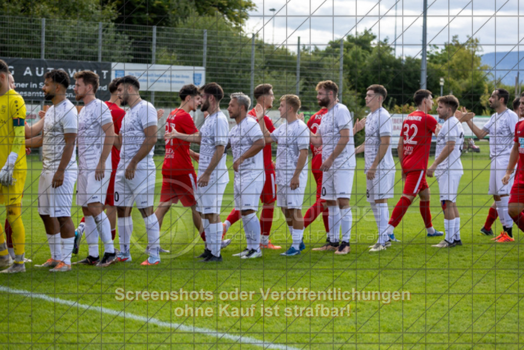 20250831_150125_0081 | #,TSG Salach (weiß) vs. SV Ebersbach (rot), Fußball, Bezirksliga - Bezirk Neckar/Fils, 02. Spieltag, Saison 2025/2026, Rasensportplatz, Staufenecker Straße, 73084 Salach, 31.08.2025 - 15:00 Uhr,Foto: PhotoPeet-Sportfotografie/Peter Harich