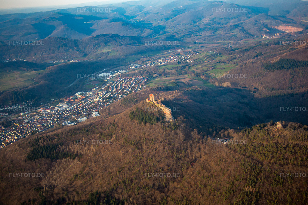 Luftbild: Burg Trifels in Annweiler am Trifels im Bundesland Rheinland-Pfalz in Deutschland. Foto: IMG_086816.jpg vom 26.03.2016 durch Werner Riehm/FLY-FOTO.de