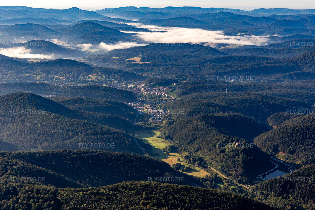 Luftbild: Ort im Wieslautertal von Westen in Dahn im Bundesland Rheinland-Pfalz in Deutschland. Foto: IMG_143158.jpg vom 06.08.2024 durch Werner Riehm/FLY-FOTO.de