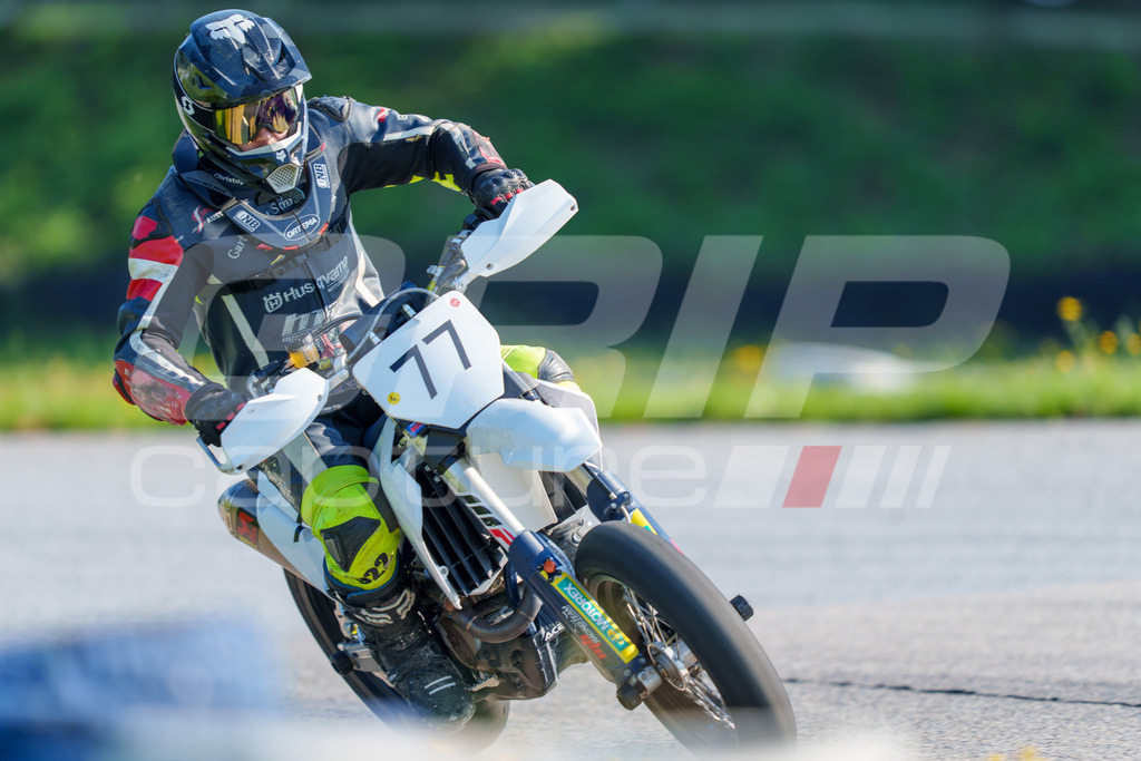 SuperMoto_Staatsmeisterschaft_Greinbach_021 | GRIPcapture steht für authentische Sportfotografie in Österreich – für Momente, die mehr sind als Geschwindigkeit oder Ergebnis. Es geht um Emotion, Spannung, Fokus und den Augenblick, der oft nur einen Wimpernschlag dauert.Ob Motorsport, Teamsport oder 