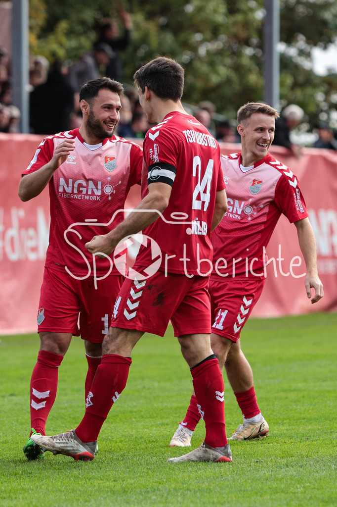 TSV Aubstadt - FC Bayern Amateure | Jubel der Hausherren nach dem Treffer zum 2-0 durch Timo Pitter (TSV #10)