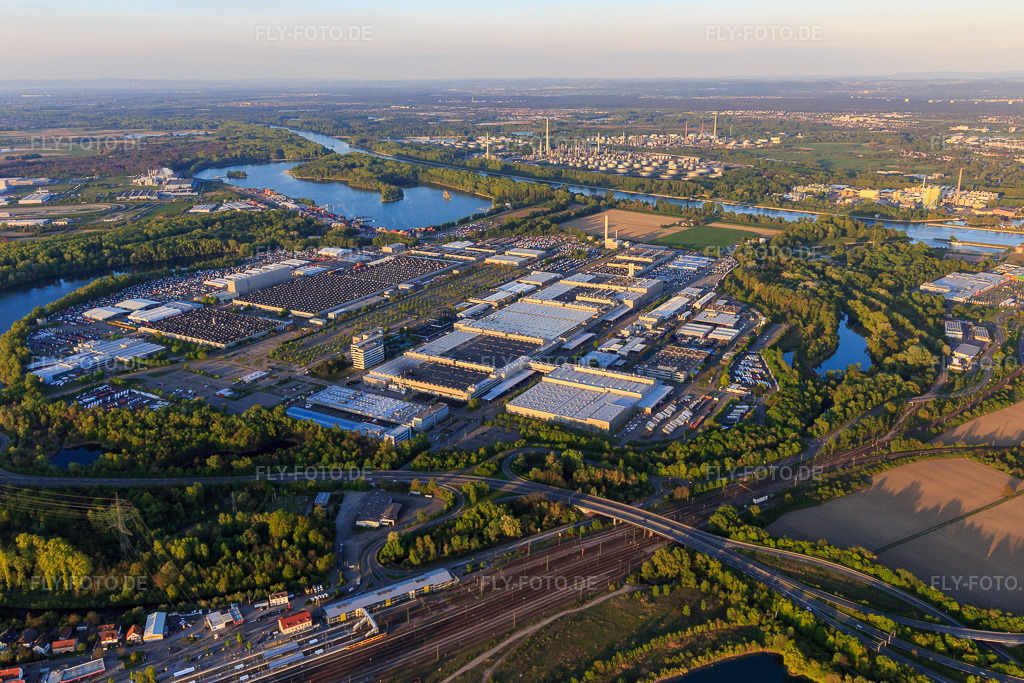 Luftbild: Übersicht des Industriepark Wörth GmbH mit Mercedes-Benz Trucks in Wörth am Rhein im Bundesland Rheinland-Pfalz in Deutschland. Foto: IMG_099254.jpg vom 23.04.2017 durch Werner Riehm/FLY-FOTO.deWWW.IPWGMBH.DE
