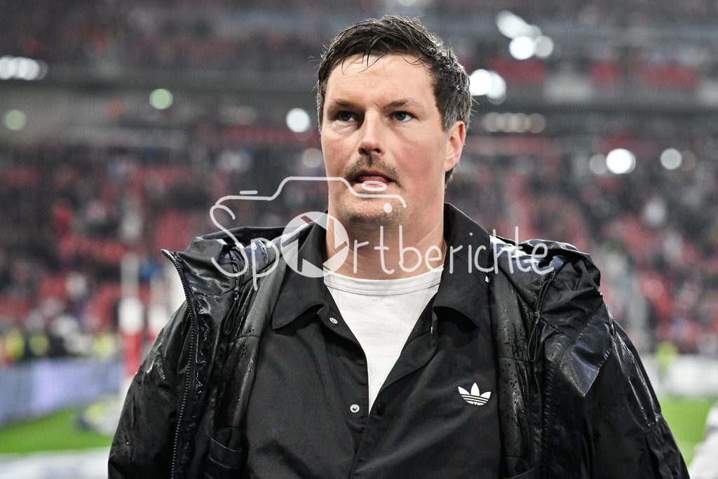 VfB Stuttgart - Hamburger SV | STUTTGART, GERMANY - 12. APRIL: the HSV Team thanks the fans who travelled with them after the Bundesliga Match between VfB Stuttgart vs. Hamburger SV on Matchday 29 at MHP Arena / DFL REGULATIONS PROHIBIT ANY USE OF PHOTOGRAPHS AS IMAGE SEQUENCES AND/OR QUASI-VIDEO / Merlin POLZIN Trainer Hamberger Sportverein