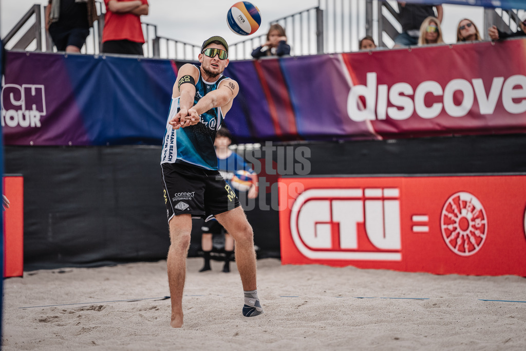 Beachvolleyball | Männer | Allianz German Beach Tour 2024 | Tourstop Kühlungsborn 2 | 17.08.2024 | Benedikt Sagstetter nimmt den Ball an