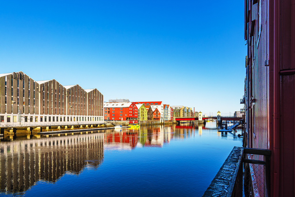 Blick auf bunte Häuser am Fluss Nidelva in der Stadt Trondheim in Norwegen | Blick auf bunte Häuser am Fluss Nidelva in der Stadt Trondheim in Norwegen.