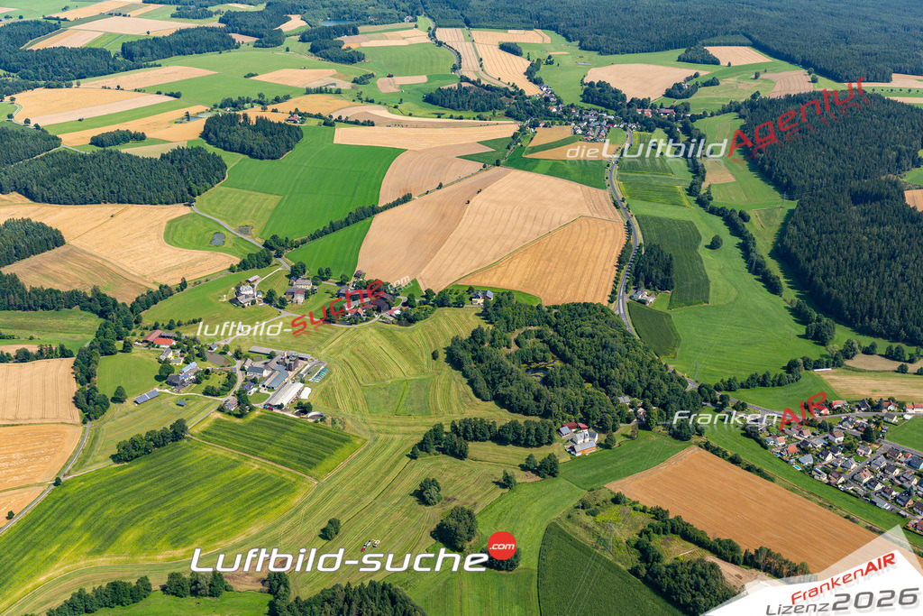 Die Luftaufnahme Sinatengrün - Wunsiedel wurde 2021 mittels Flugzeug (keine Drohne) erstellt. Hohe Auflösung -für große Poster und Wandbilder geeignet!