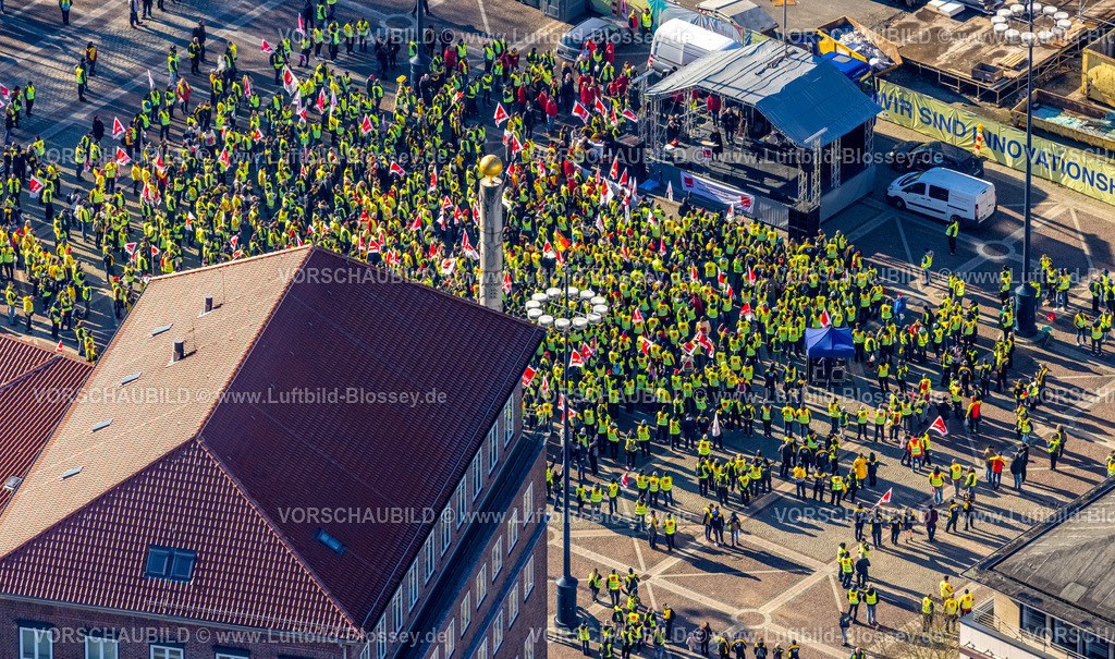 Dortmund230200339 | Luftbild der zentralen Poststreik-Kundgebung in Dortmund auf dem Friedensplatz vor dem Dormunder Rathaus. Rund 3.500  Beschäftigte aus Verteilzentren in ganz NRW demonstrieren am Dienstag in der Dortmunder city. Poststreik, VERDI, Kundgebung, City, Dortmund, Ruhrgebiet, Nordrhein-Westfalen, Deutschland