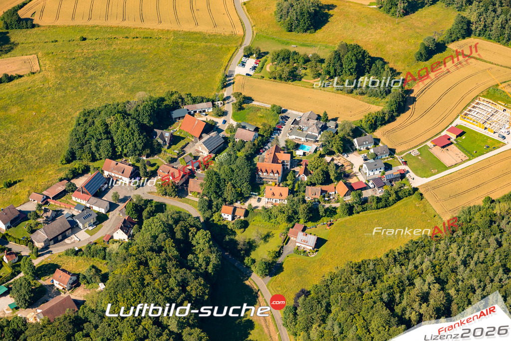 Das Luftbild zeigt : Hundsdorf Obertrubach - Die Luftaufnahme wurde 2024 vom UL-Flugzeug aus erstellt ( keine Drohne ) - Hochauflösende Luftaufnahme - Für grossformatige Ausdrucke geeignet. Die Geschenkidee !Mit Lizenz und Bildrechte bestellbar