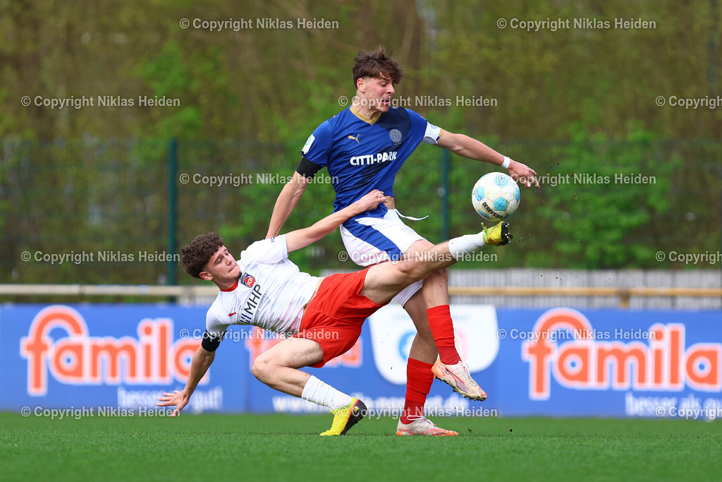 NH_HolsteinKielU19_1FCHeidenheimU19_DFBNachwuchsliga_18042026 | #4 Len Kloppenburg (Holstein Kiel U19), #21 Maximilian Kos (1. FC Heidenheim U19)Fußball I Herren I U19 DFB-Nachwuchsliga Hauptrunde Liga A, Gruppe B I Saison 2025-2026 I 9. Spieltag I Holstein Kiel U19 - 1. FC Heidenheim U19 I 18.04..2026 I Citti-Fußball-Park
