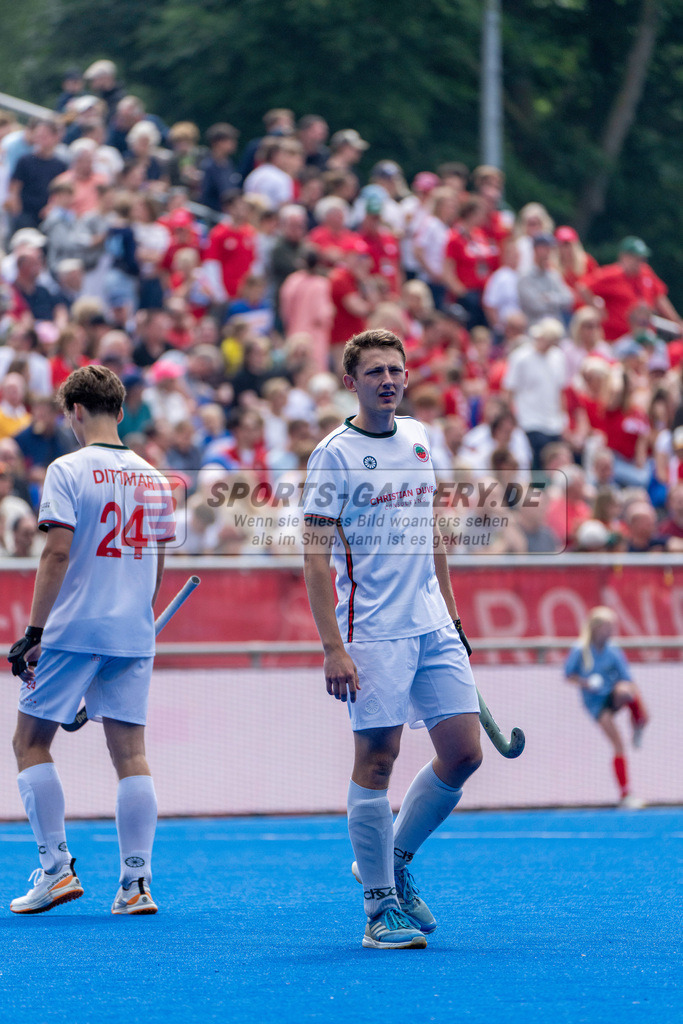 Final4_20250601-1425-HK108598 | Krefeld, Deutschland, 01.06.2025:  Feldhockey Final4 2025 – „Deutsche Feldhockey-Meisterschaften 2025“ Crefelder HTC - Rot-Weiss Köln (Finale Herren) im Gerd-Wellen-Hockeyanlage am 01.06.2025 in Krefeld, Deutschland. (Foto von Kramhöller/Fehrmann/Kaste)Krefeld, Germany, 01.06.2025: Feldhockey Final4 2025 – „Deutsche Feldhockey-Meisterschaften 2025“ Harvestehuder HTC - Düsseldorfer HC (Finale Damen) in Gerd-Wellen-Hockeyanlage at 01.06.2025 in Krefeld, Deutschland. (Foto from Kramhöller/Fehrmann/Kaste)