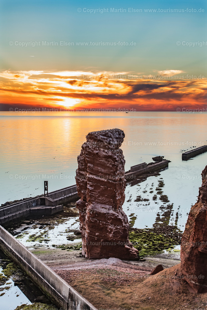 Helgoland Lange Anna_ELS_7565030818 | Helgoland - Aufnahmedatum: 01.08.2018, Aufnahmehöhe:  m, Koordinaten:  - , Bildgröße: 5504 x  8256 Pixel - Copyright 2018 by Martin Elsen, Kontakt: Tel.: +49 157 74581206, E-Mail: info@schoenes-foto.deSchlagwörter:Schleswig-Holstein,Landkreis Pinneberg,Düne,Hochseeinsel,Börteboote,Meer,Küste,Halunder,Oberland,Unterland,Strand,Seehunde,Robben,Lange Anna,Felsen,Roter Felsen,Luftbild,Luftbilder,Bastölpel - Realisiert mit Pictrs.com