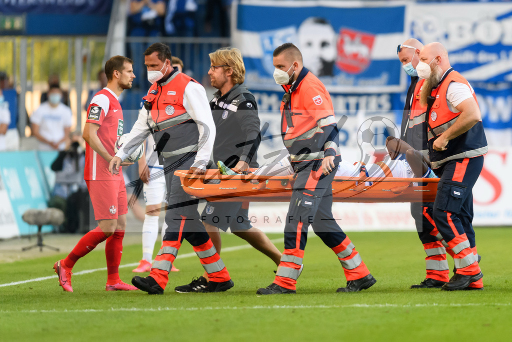 FCMFCK20210904_044 | Fussball, Herren: Sirlord Conteh (1. FC Magdeburg) verletzt beim Spiel der 3. Liga zwischen 1. FC Magdeburg und 1. FC Kaiserslautern in der MDCC-Arena am 04.09.2021 in Magdeburg, Deutschland.DFB / DFL REGULATIONS PROHIBIT ANY USE OF PHOTOGRAPHS AS IMAGE SEQUENCES AND/OR QUASI-VIDEO. - Realisiert mit Pictrs.com