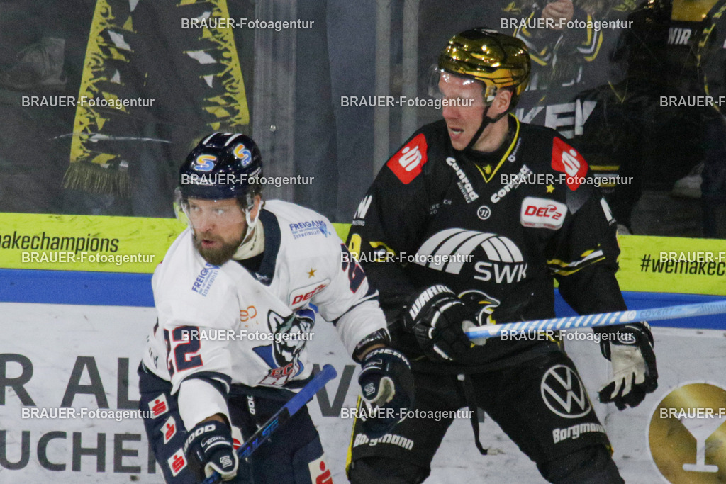 Krefeld Pinguine - Kassel Huskies | Krefeld, Deutschland, 05.12.2025: Marcel Müller (Krefeld Pinguine) im Kampf um den Puck während des DEL2-Spiels zwischen Krefeld Pinguine - EC Kassel Huskies am 05.12.2025 in der Yayla-Arena in Krefeld, Deutschland. (Foto Ralph Görtz / Brauer-Fotoagentur)