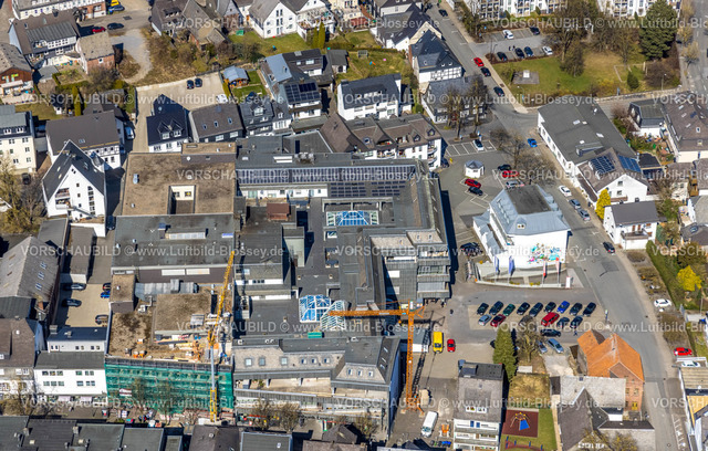 Brilon220303153 | Luftbild, Fachkrankenhaus KlosterGrafschaft und Volksbankcenter mit Baustelle an der Bahnhofstraße, Brilon, Sauerland, Nordrhein-Westfalen, Deutschland