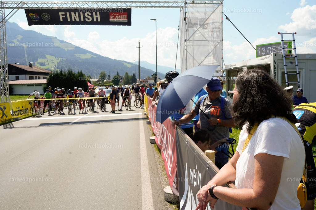 180_20230817_Bewerb_Maenner_Muehlanger | AUT - OESTERREICH, 2023-08-16: SPORT RENNRAD-FAHREN - 55. INTERNATIONALER RADWELTPOKAL IN ST. JOHANN IN TIROL  - Vintage-Radrennen mit WM-Bronze-Medaillen-Siegerin Christina Schweinberger, den Teilnehmer und Alexander Baumann (vom Orginastions-Team) - TAG 2 BEWERB MAENNER IN SECHS GRUPPEN  ; Foto: Roland Muehlanger