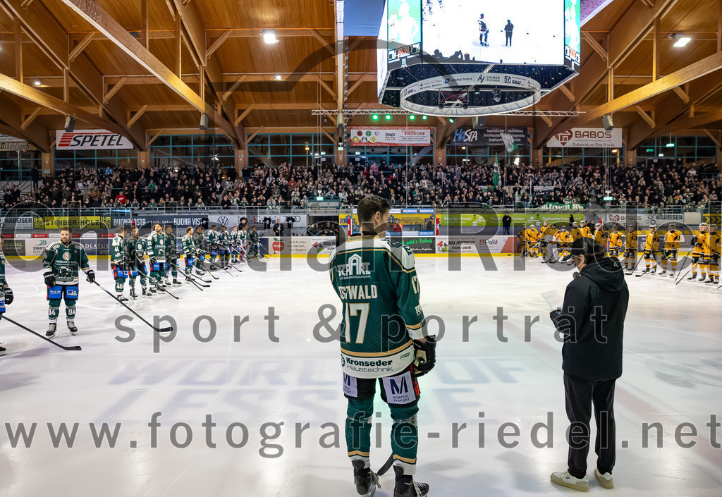 2026-02-27_019_TSV_Erding_gegen_EV_Fuessen | Erding, Deutschland, 27.02.2026:Eishockey, Oberliga Süd 2025 / 2026, 51. Spieltag, TSV Erding gegen EV Füssen, Endergebnis: 2:4Elia Ostwald (Erding Gladiators, #17), Co-Trainer Thomas Brandl (Erding Gladiators)Foto: Christian Riedel / fotografie-riedel.net