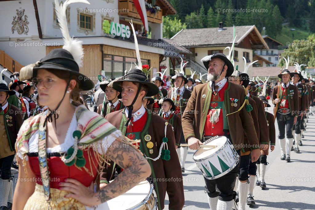 e02--news-2023-Juli23-Regimentsschuetzenfest3-Steeg-UMZUG_DORF-DSC07282 | Info aus dem Bezirk Reutte/Ausserfern Tirol sowie eine umfangreiche Bilddatenbank über die gesamte Region: Lechtal, Talkessel Reutte, Tannheimertal, Zwischentoren. Lech, Plansee, Zugspitze, Grenztunnel, B179, Fernpassstraße, Verkehr, Lawinen, Tradition, - Realisiert mit Pictrs.com
