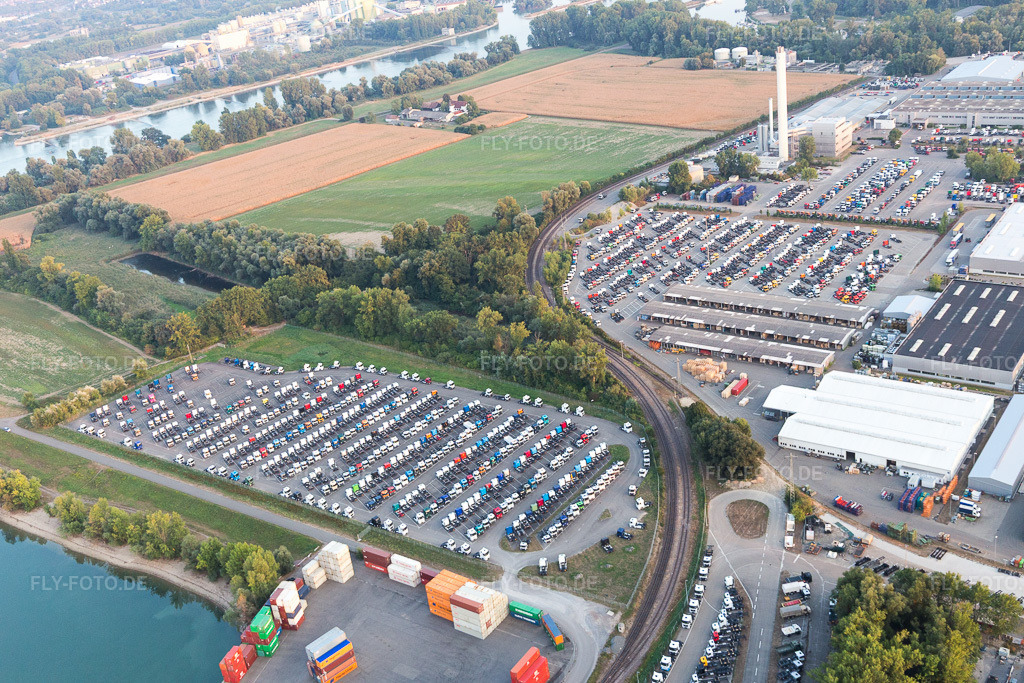 Luftbild: Maximiliansau, LKW-Lager am Rhein im Ortsteil Maximiliansau in Wörth im Bundesland Rheinland-Pfalz in Deutschland. Foto: IMG_110768.jpg vom 05.09.2018 durch Werner Riehm/FLY-FOTO.de