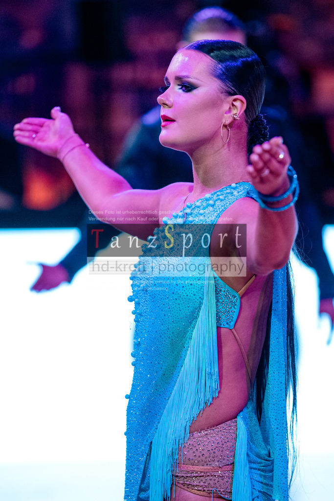 20251212_WDSF_World_Ch_Cup_RS-Lat_0882-2 | Tanzsportbilder, Standardtanz, Lateintanz, WDSF, DTV, LTVB, dancecomp, goc, hessen tanzt, blaues band der spree, walzer, tango, wiener walzer, slowfox, quickstepp, samba, rumba, cha-cha-cha, paso doble. jive, hd-kroft photography, turniertanzsport