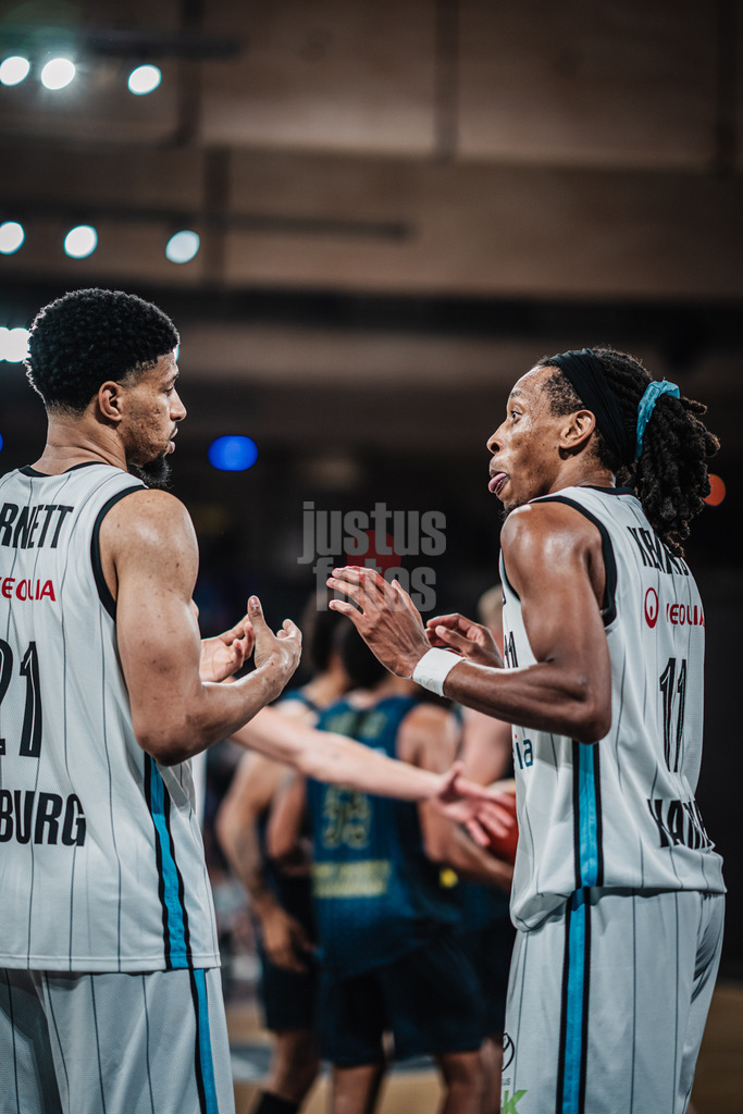 Basketball | Männer | Saison 2024/2025  | easyCredit Basketball Bundesliga | Testspiel | Veolia Towers Hamburg vs. EWE Baskets Oldenburg | 25.08.2024 | v.l. Jordan Barnett (#21, Veolia Towers Hamburg) und Keondre Kennedy (#11, Veolia Towers Hamburg)(streckt Zunge raus) im Gespräch