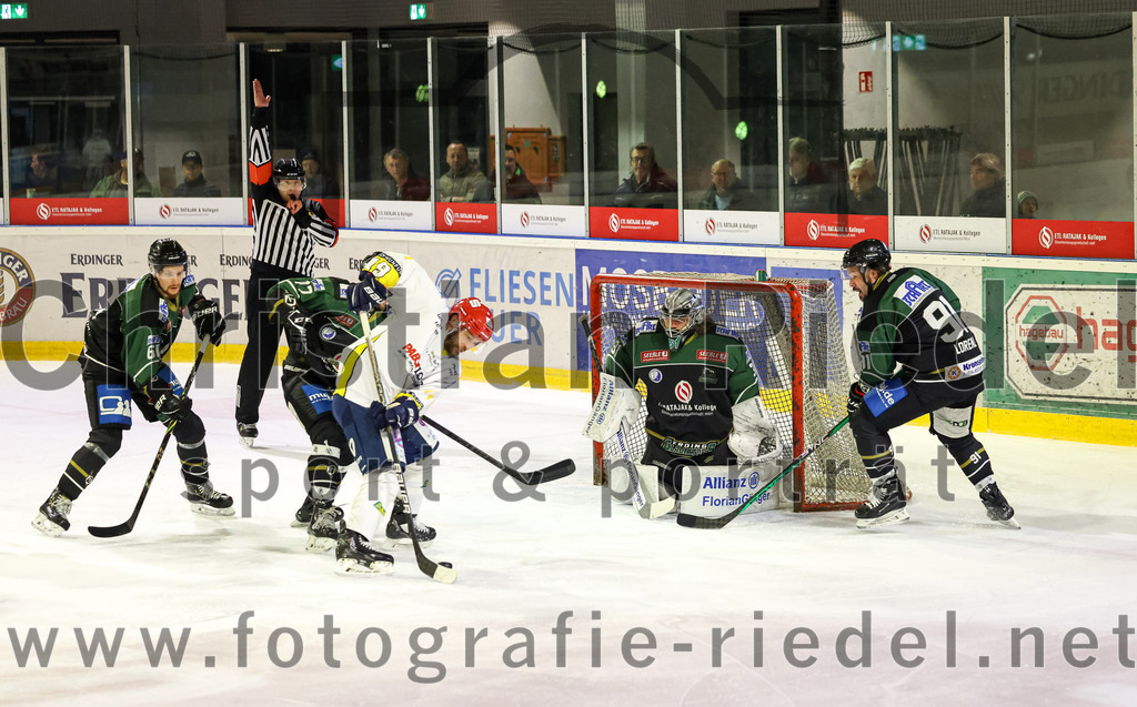 2023-01-06_047_TSV_Erding_gegen_ERV_Schweinfurt | Erding, Deutschland, 06.01.2023:
Eishockey, Bayernliga 2022 / 2023, 26. Spieltag, TSV Erding gegen ERV Schweinfurt, Endergebnis: 7:3

Roni Rukajärvi (Erding Gladiators, #61), Philipp Michl (Erding Gladiators, #77), Torwart Christoph Schedlbauer (Erding Gladiators, #31), Rudolf Lorenz (Erding Gladiators, #91)

Foto: Christian Riedel / fotografie-riedel.net