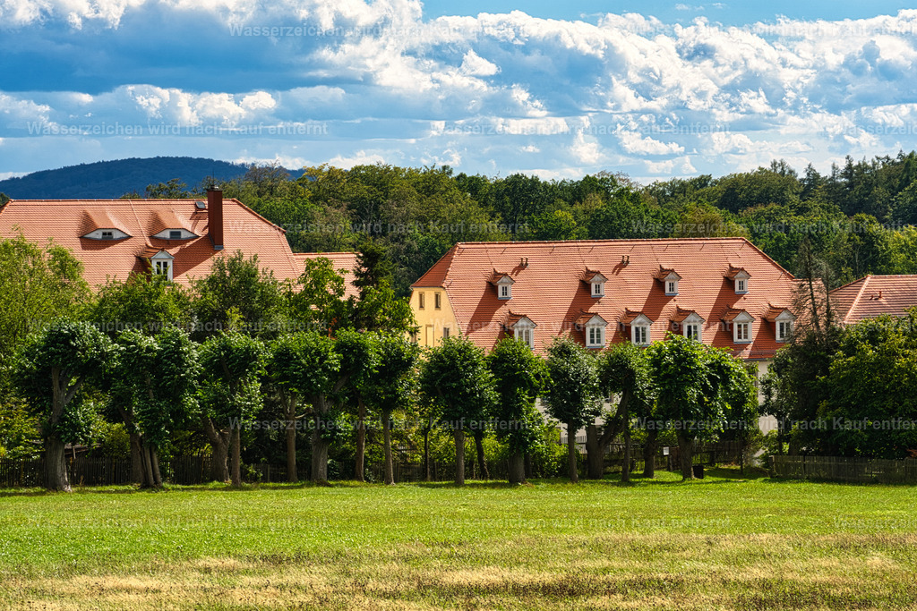 Herrnhut - Blick auf Gottesackeraallee | Historische Barockdächer entlang der Comeniusstraße in Herrnhut – ein eindrucksvolles Zeugnis der barocken Stadtarchitektur und Geschichte. - Realisiert mit Pictrs.com