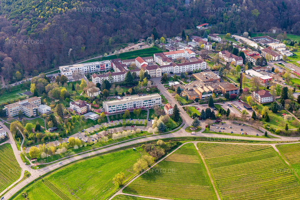Luftbild: Pfalzklinik Landeck in Klingenmünster im Bundesland Rheinland-Pfalz in Deutschland. – Foto: IMG_131103.jpg vom 12.04.2022 durch Werner Riehm/FLY-FOTO.de – Auflösung des Originals: 5062 x 3375 px – Symbol Peilsender