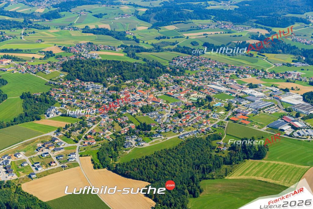 Luftaufnahme der Stadt Büchlberg - Die Luftaufnahme wurde 2025 vom UL-Flugzeug heraus erstellt ( keine Drohne ) - Hochauflösende Luftaufnahme - für professionelle Ausdrucke geeignet. Die Geschenkidee !Mit Lizenz und Bildrechte bestellbar